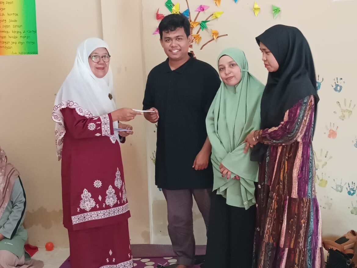 Pengurus Aisyiyah Lima Kaum Berikan THR Kepada Guru Honor TK dan MTs Muhammadiyah Lima Kaum