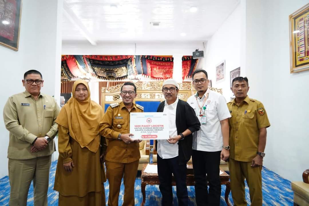 PT. Semen Padang dan BNI Serahkan Bantuan Kepada Bupati Tanah Datar Untuk Terdampak Erupsi Gunung Marapi