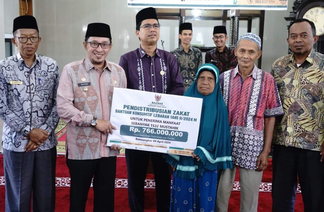 Bupati Tanah Datar Serahkan Zakat Komsumtif Lebaran  Kepada  1.600 Orang Mustahiq