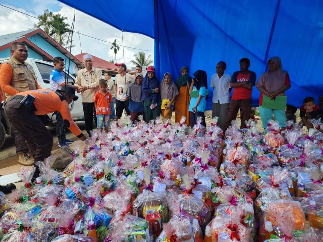 Bupati Bersama  Bank Nagari Cabang Simpang Empat Salurkan  272 Paket Sembako Untuk Korban Banjir Di Kecamatan Talamau