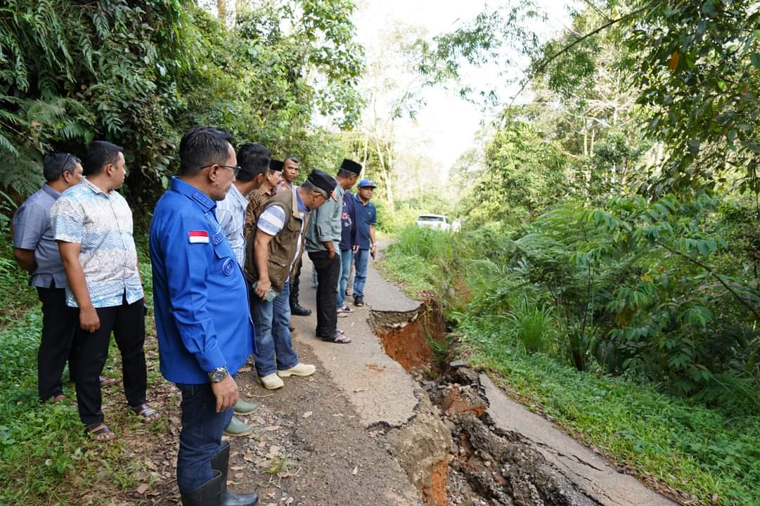 Jalan Dari Tanjung Barulak Tanjung Emas via Bukik Martobak Ke Nagari Tapi Selo  Lintau Buo Utara Terban
