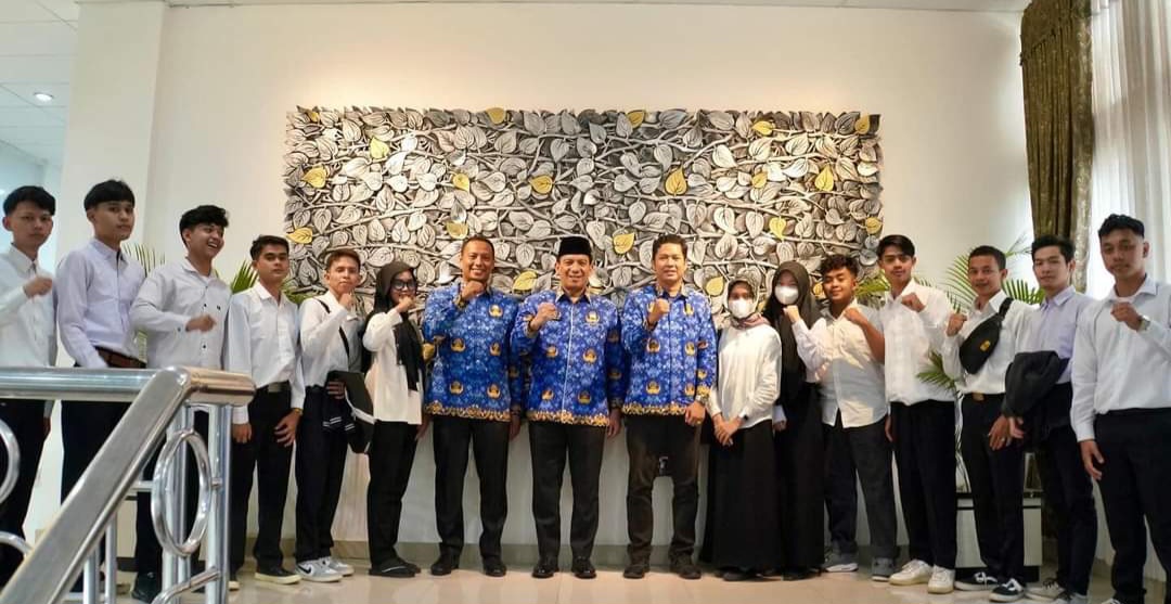 13 Peserta Latihan Bahasa Jepang Dilepas Pj Wali Kota Padang Panjang  Ke Garut Jawa Barat