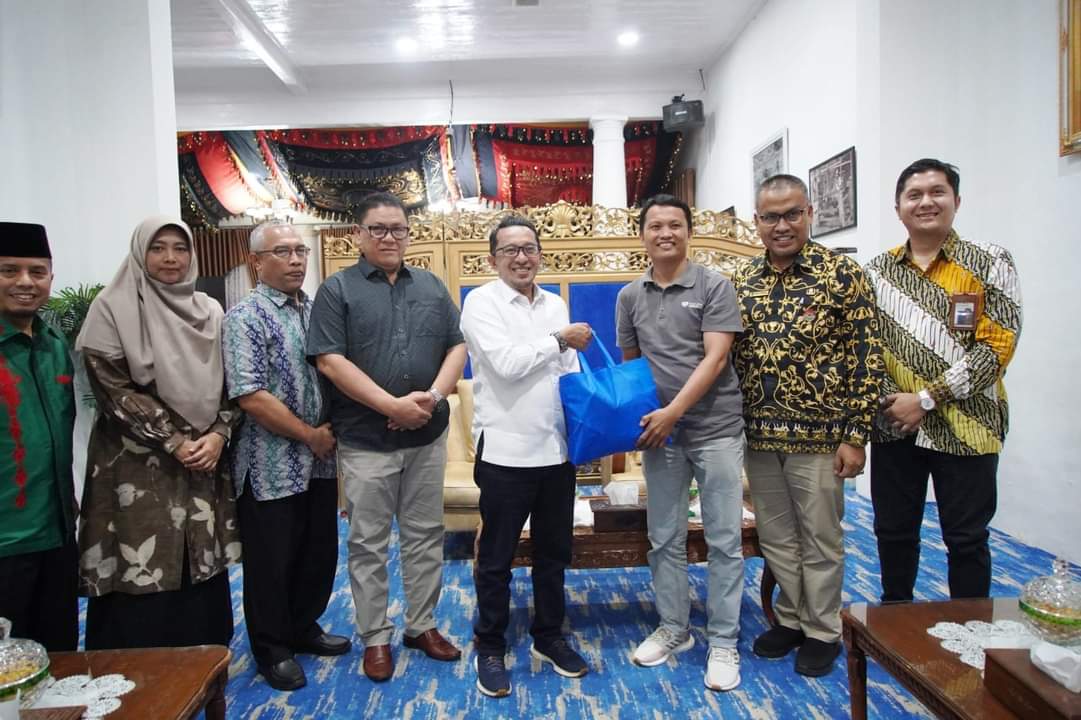 Rumah Zakat Sumbar Serahkan 100 Paket Sembako Untuk Keluarga Miskin Di Tanah Datar