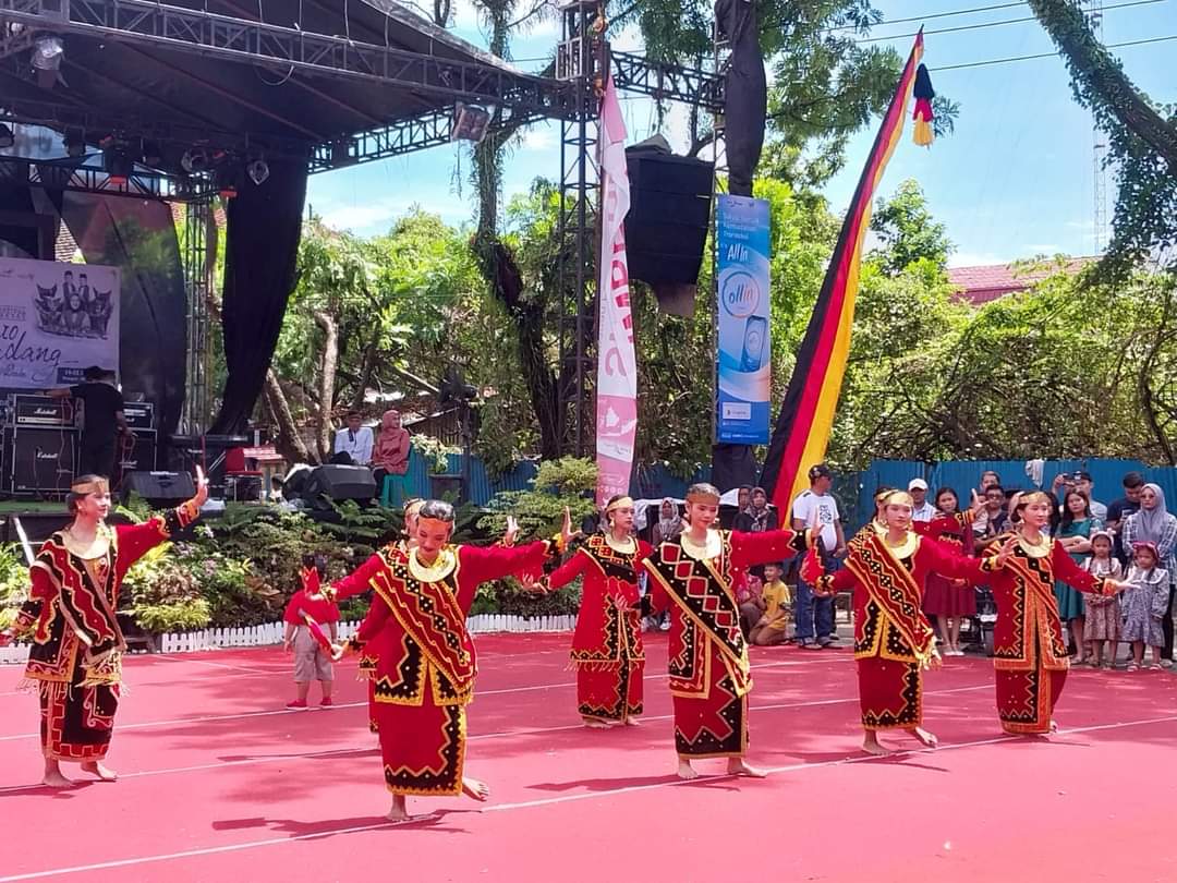 Penampilan Tari Nias  Di Pantai Muaro Padang Pukau Penonton