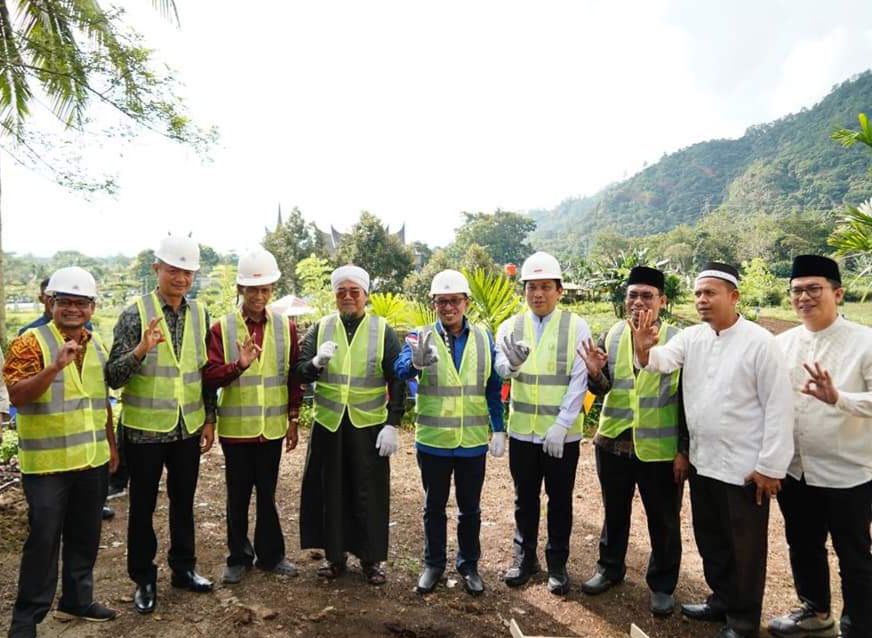 Bupati Tanah Datar Letakan Batu Pertama Tanda Dimulainya Pembangunan Kantor MUI
