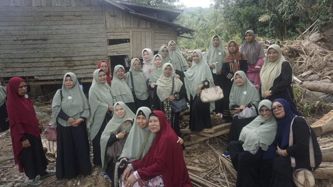 Ketua TP PKK Pasbar Bersama Majelis Taklim Annisa Berikan Bantuan Kepada Korban Banjir Taluak Ambun Nagari Sinuruik Talamau