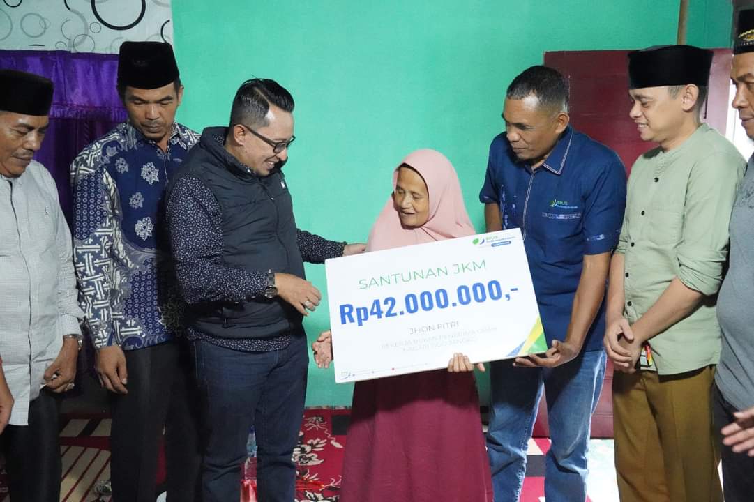 Bupati Tanah Datar Serahkan Santunan BPJS Ketenagakerjaan Untuk Warga Tigo Jangko Lintau Buo