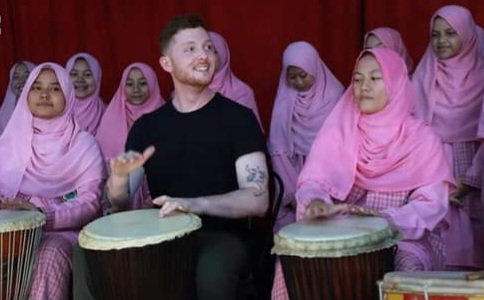 Musisi Amerika Drew Tucker dan New Standard Berkolaborasi Dengan Santri Diniyyah Puteri Padang Panjang