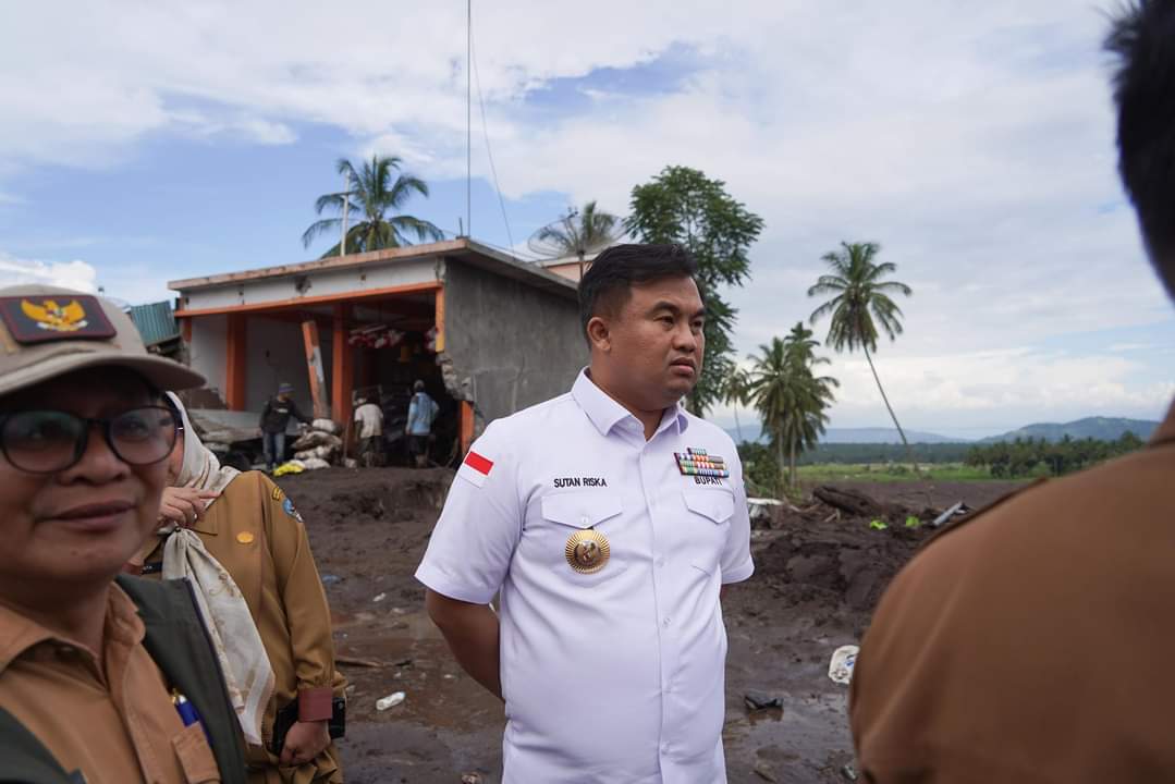Bupati Dharmasraya Serahkan Bantuan Untuk Warga Korban Banjir Bandang dan Galodo Tanah Datar