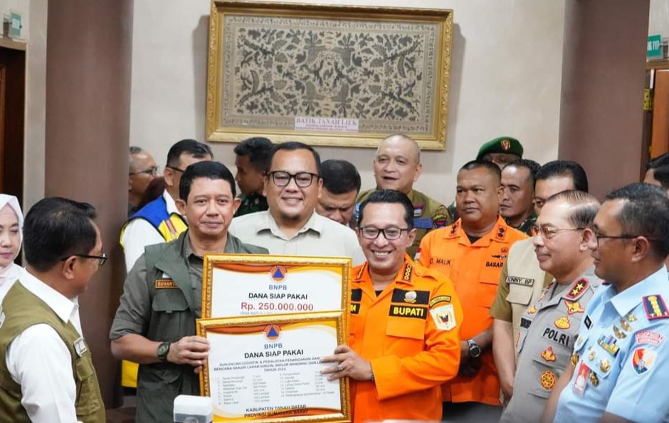 Kepala BNPB  Serahkan Bantuan Dana Siap Pakai Kepada Bupati Tanah Datar Senilai  Rp 250 juta 