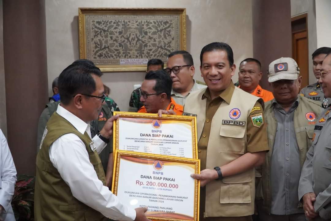 Kepala BNPB Berikan Bantuan Kepada Pj Wako Padang Panjang Senilai Rp 200 Juta