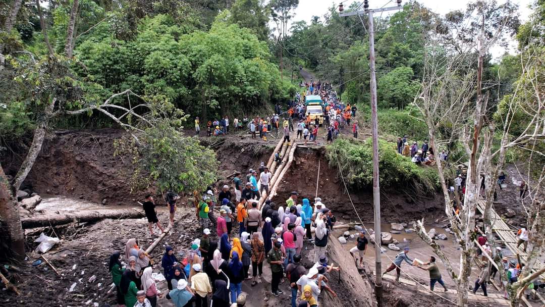 Jembatan Darurat Ke Nagari Sungai Jambu Pariangan Mulai Dibangun,Ini Harapan Bupati Tanah Datar