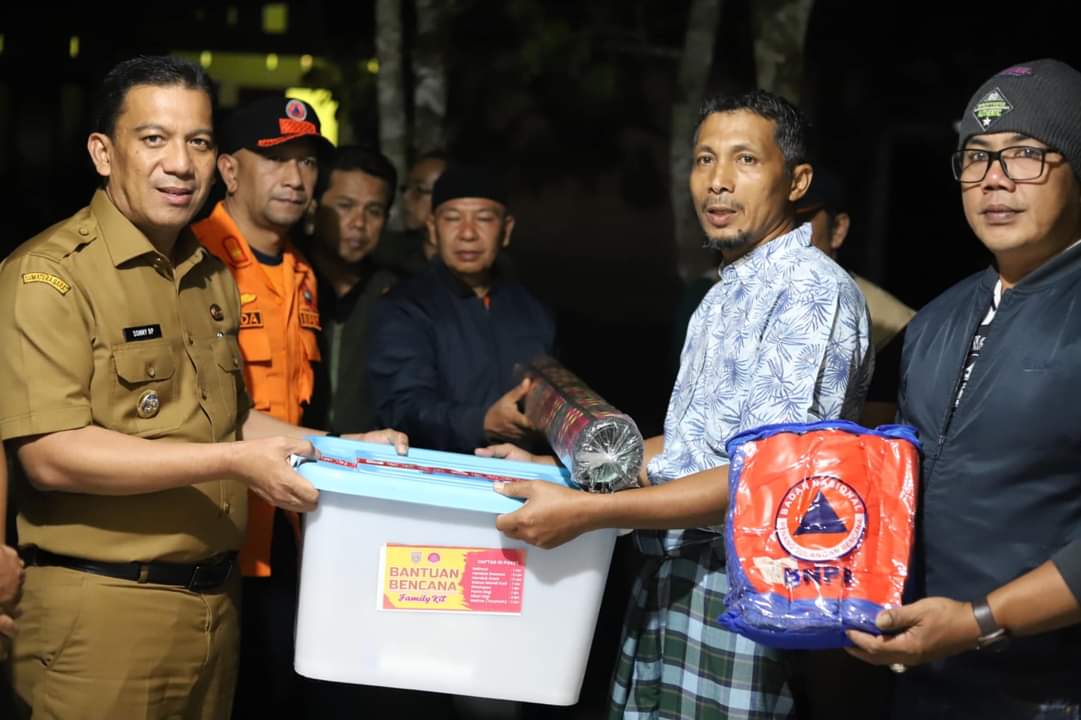 Pj. Wako Padang Panjang  Serahkan Bantuan Malam Hari Kepada Warga Yang Kena Banjir Bandang