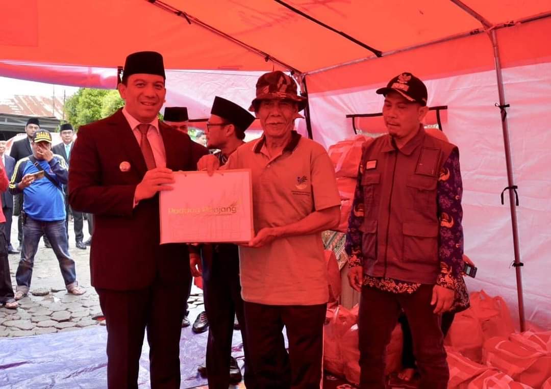 Pj Wali Kota Padang Panjang Serahkan Bantuan Untuk Warga Terdampak Banjir Bandang