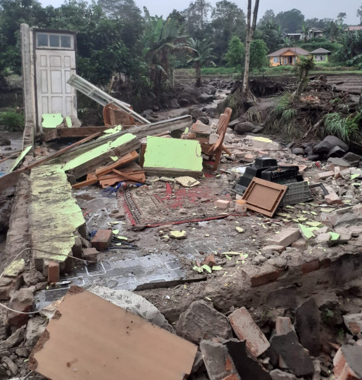 6 Buah Rumah Rusak dan Berapa Buah Jembatan Putus Di Nagari Koto Laweh  X Koto Akibat Banjir Bandang