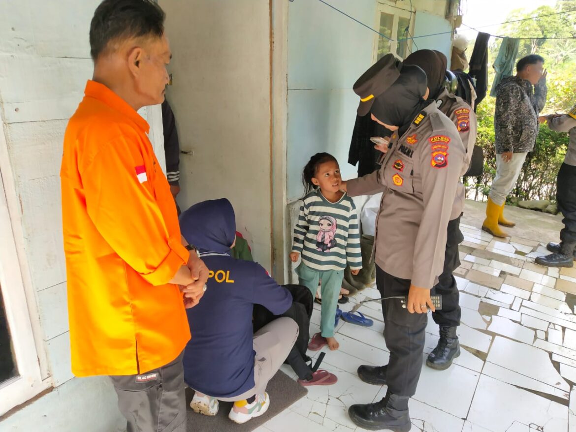 Tim Dokter Polres Padang Panjang Lakukan Pemeriksaan Kesehatan Bagi Korban Terdampak Bencana Alam Di Lubuk Mata Kucing Pasar Usang