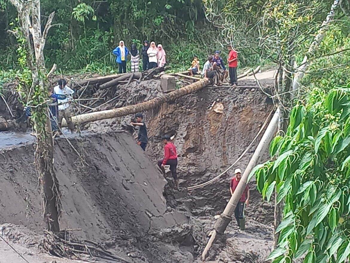 2 Warga Hilang, 15 Rumah Hanyut  dan  4 Jembatan Putus  Akibat Banjir Bandang Di Nagari Sungai Jambu Pariangan