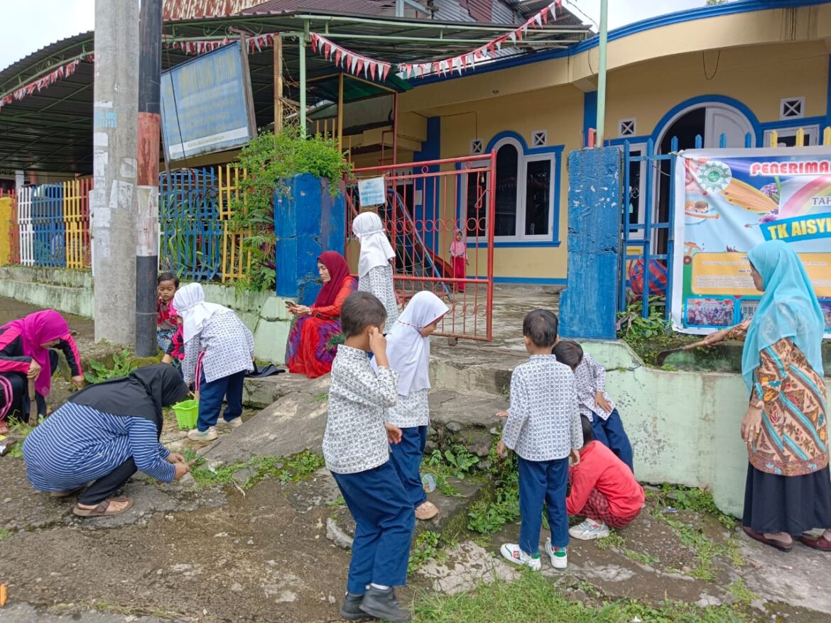 Puluhan Siswa TK Aisyiyatul Bustanul Athfal Cabang Lima Kaum Gotong Royong Bersama Budayakan Hidup Bersih