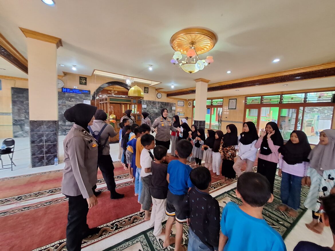 Polwan Padang Panjang Lakukan Trauma Healing  Kepada Korban Banjir dan Galodo Jorong Pagu-Pagu Nagari Pandai Sikek  X Koto