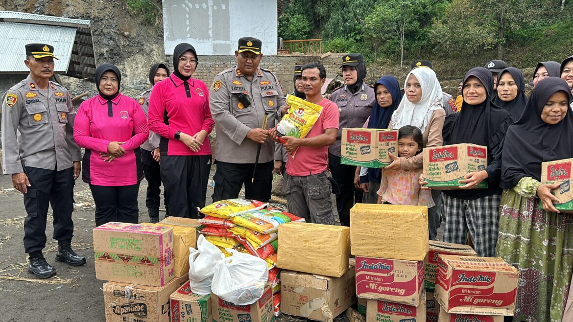Polres Padang Panjang Salurkan Bantuan Untuk Warga Terdampak Di Dusun Sangkua Nagari Singgalang  X Koto