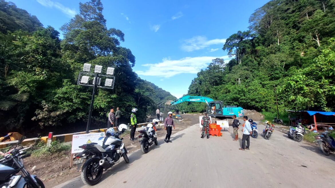 Kapolres Padang Panjang : Jalan Yang Putus Di Kawasan Batang Anai Belum Bisa Dilewati
