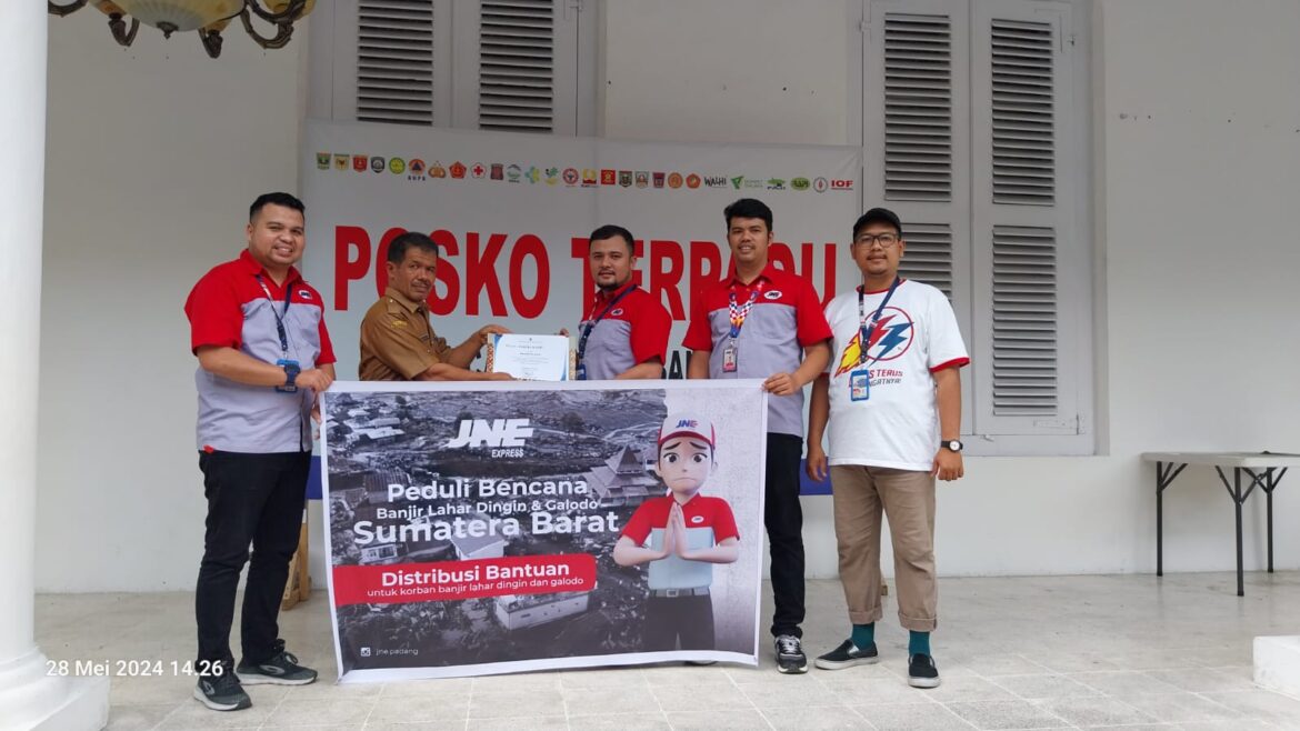Keluarga Besar JNE Sumbar Serahkan Bantuan Untuk Warga Terdampak Banjir Bandang Tanah Datar