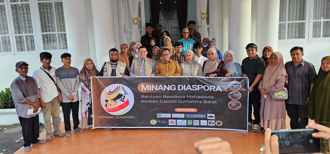 Minang Diaspora Berikan Bantuan Beasiswa Kepada Mahasiswa Yang Kena Musibah Banjir Bandang Tanah Datar