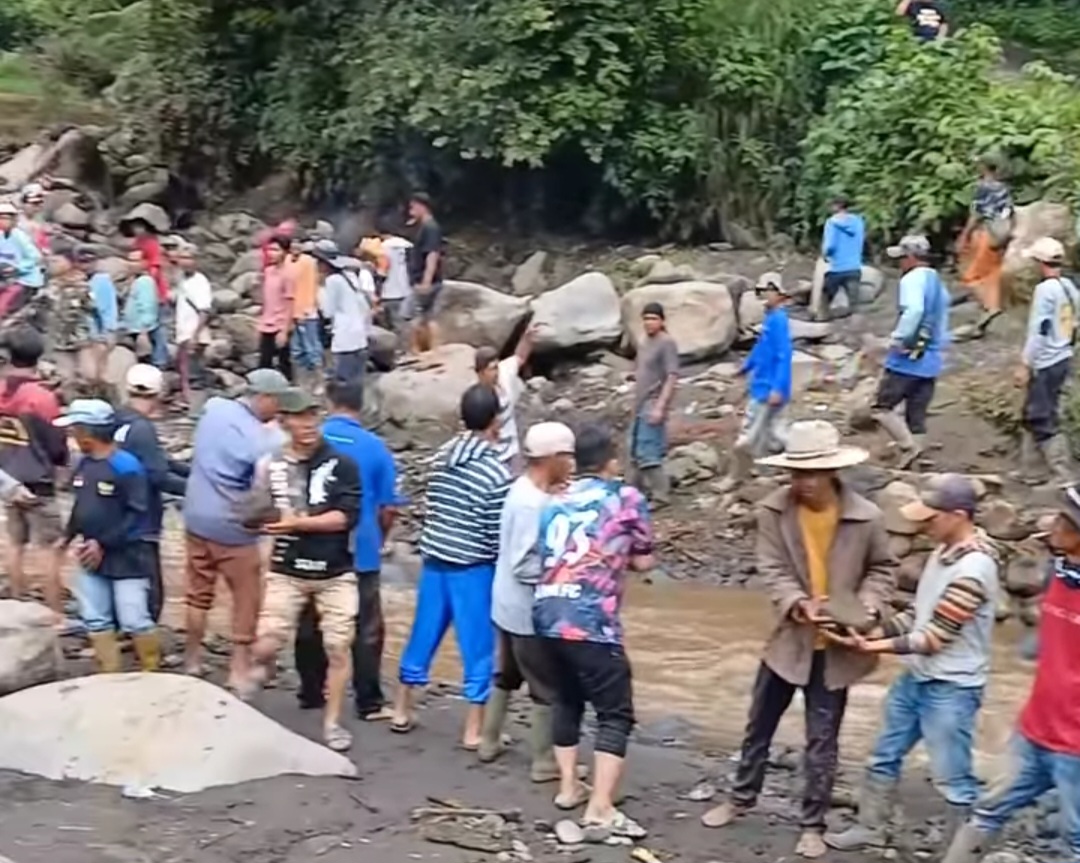 Sekitar 300 Warga Nagari Paninjauan  Goro Bersama Membangun Jembatan Darurat Di  Dusun Katiagan