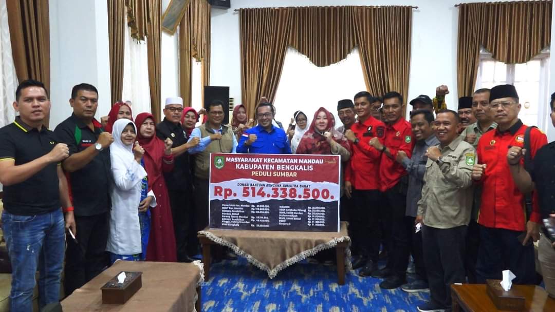Korwil Pendidikan Bengkalis Serahkan Bantuan korban Banjir Bandang Khusus Pendidikan Tanah Datar Sebesar Rp 130 Juta
