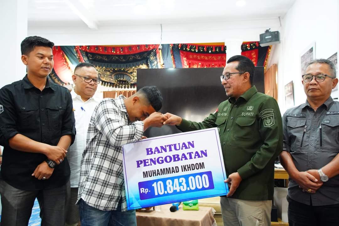 Bupati Tanah Datar  Bantu Biaya Pengobatan Kepada Warga Masyarakat senilai Rp 100 Juta