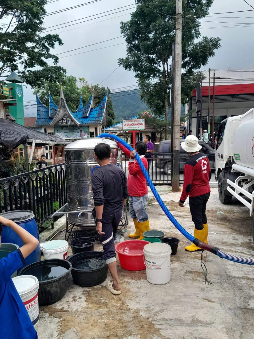 PMI Padang Panjang Telah Salurkan 265 Ribu Liter Air Bersih