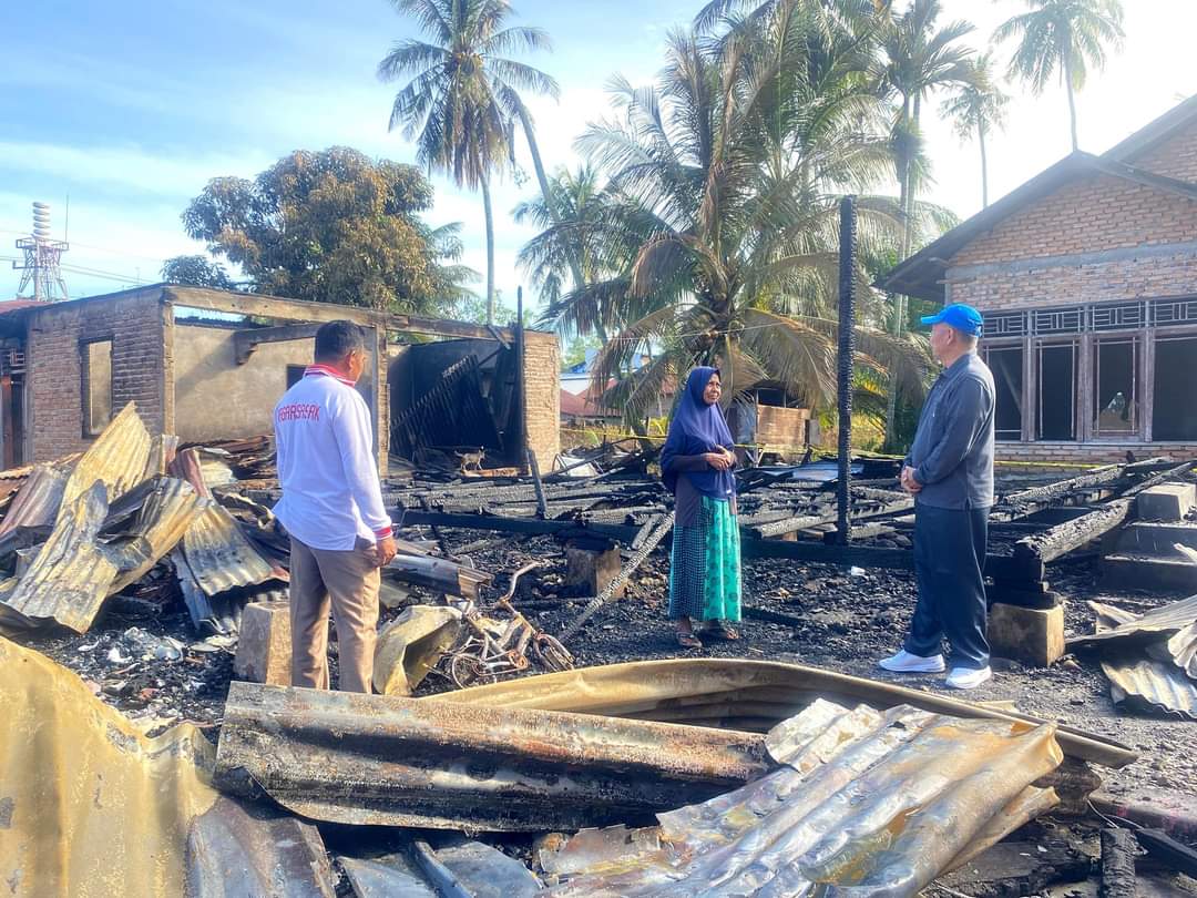 Bupati Pasaman Barat Kunjungi Korban Kebakaran di Pasar Sasak Ranah Pasisie
