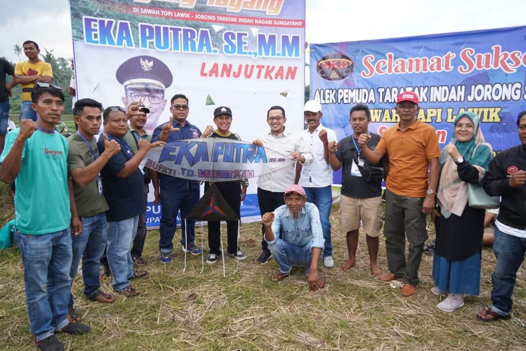 Diikuti Peserta Tiga Propinsi, Bupati Tanah Datar  Buka Lomba  Layang-layang  Pemuda Di Jorong Taratak Indah Nagari Sungayang