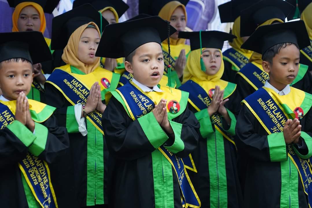Disaksikan Bupati Tanah Datar, 32 Santri Surau Nurul Hidayah  Jorong Guguk Nagari Pariangan Wisuda Tahfidz