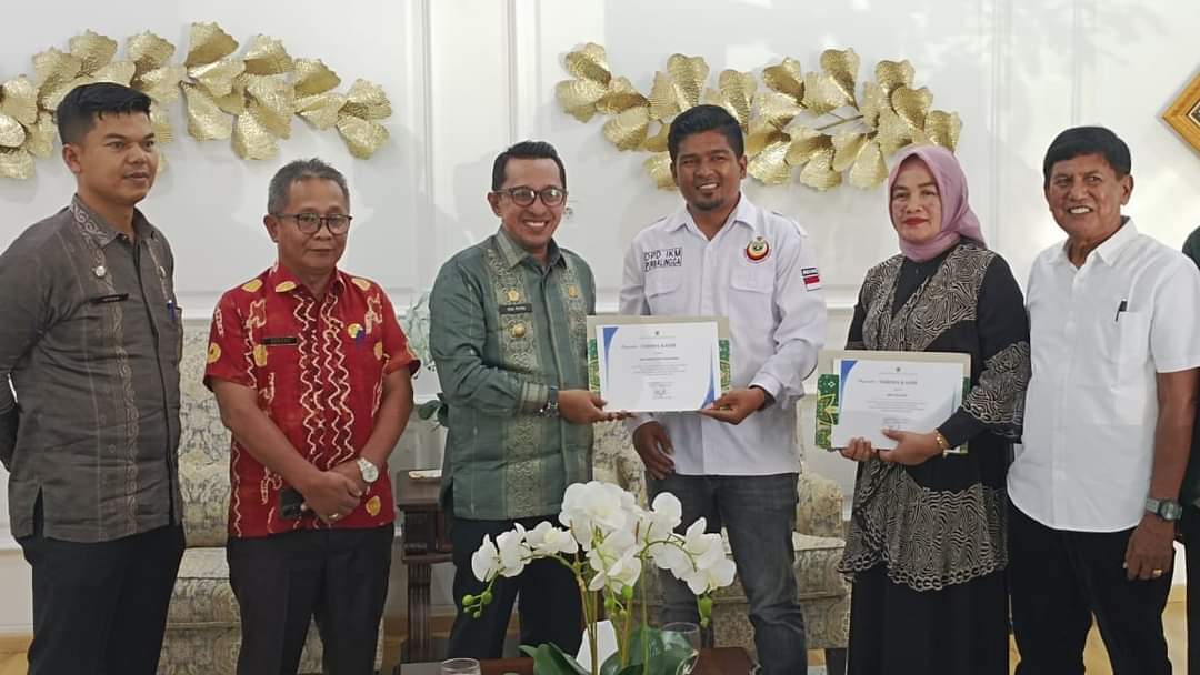 Ketua IKM Purbalingga,Banyumas Dan Cilacap Serahkan Bantuan Ke Tanah Datar