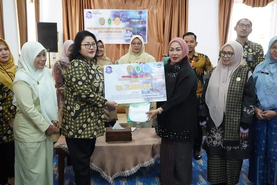 Dharmayukti Karini dan BPHPI Gandeng TP.PKK Kabupaten Tanah Datar Salurkan Bantuan Pasca Bencana