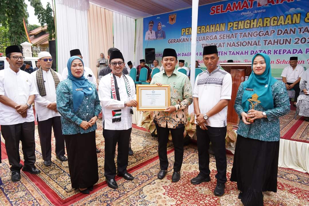 Juara 1 Nasional, Bupati Tanah Datar Serahkan Trophy Kepada Wali Nagari Tepi Selo Lintau Buo Utara