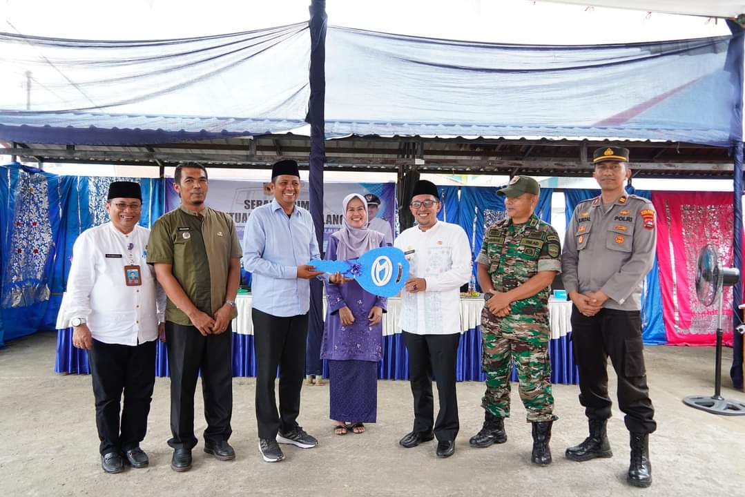 Bupati Tanah Datar Serahkan satu unit Ambulance  kepada Wali Nagari Pangian Kecamatan Lintau Buo