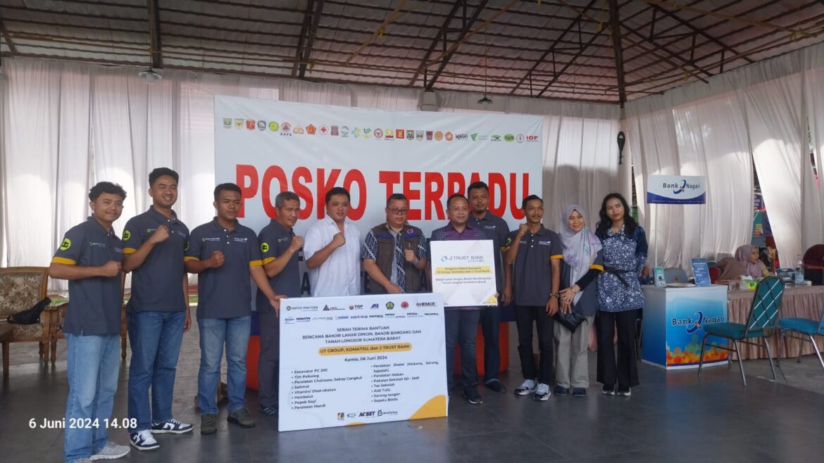 United Tractors Group,Komatsu dan J Trust Bank Serahkan Bantuan Untuk Korban Banjir Bandang Tanah Datar