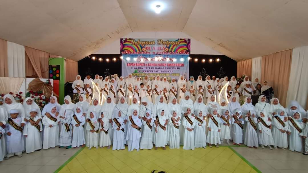 Dihadiri Bupati Tanah Datar, 74 Murid TK Pertiwi Batusangkar ikuti Wisuda Tahfidz