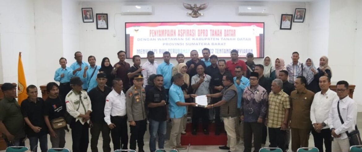 Wartawan  Kabupaten Tanah Datar Sampaikan aspirasi Ke DPRD