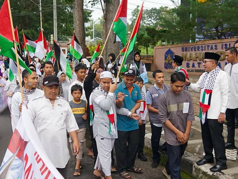 Bupati Tanah Datar Lepas  Peserta Aksi Damai Menuntut Kemerdekaan Palestina  dari Kampus I UIN Mahmud Yunus Menuju Lapangan Cindua Mato Batusangkar