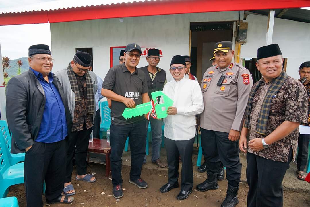 Aspila Piaman Laweh Serahkan Kunci Huntara Di Nagari Paninjauan X Koto