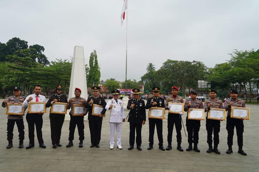 Bupati Tanah Datar Berikan Piagam Penghargaan Kepada 11 Personil  Polres Tanah Datar Atas prestasinya Mengungkap Jaringan Pelaku Narkoba