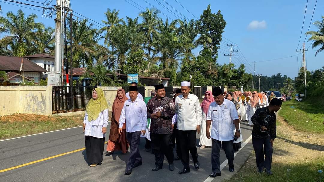 Wakil Bupati Pasbar Ikut Pawai Semarak Muharam Bersama Murid TPA dan MDA Gunung Tuleh