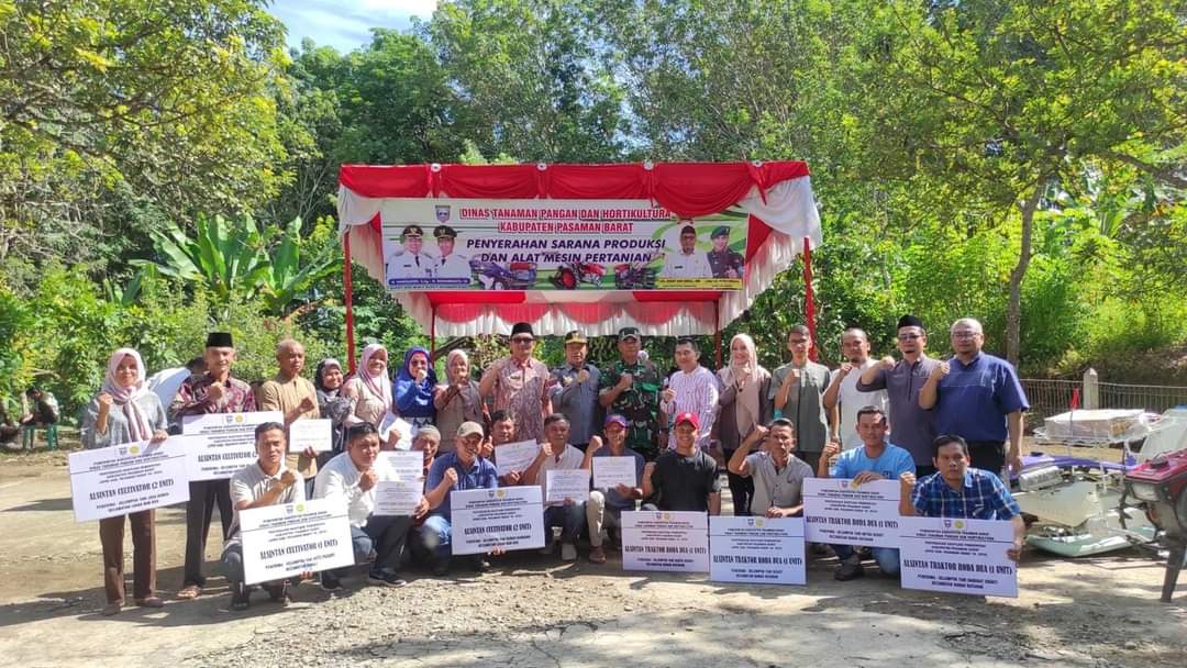 Bupati Hamsuardi   Serahkan Sarana Produksi dan Alat Mesin Pertanian Pada 50 Keltan se-Pasbar