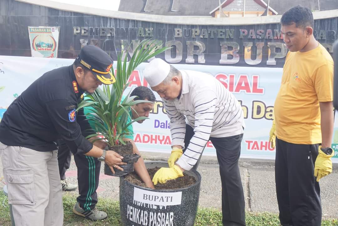 Dihadiri Bupati, Kejaksaan Negeri Pasbar adakan Aksi Bersih Sampah dan Penanaman Bunga