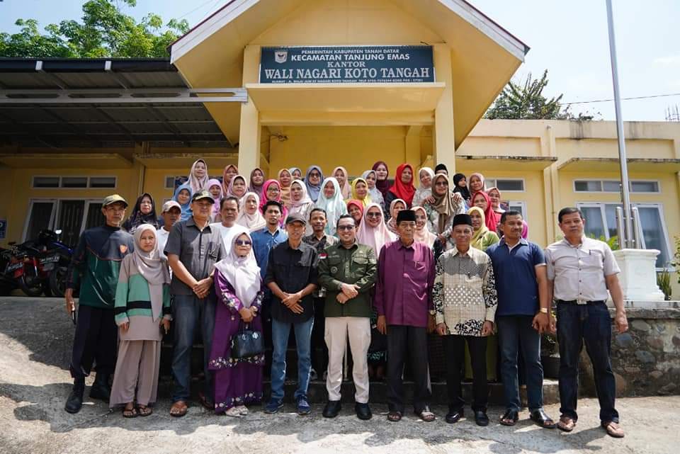 Dibuka Bupati Tanah Datar, 20 Anggota PKK Dan Bundo Kanduang Nagari Koto Tangah Ikuti Pelatihan Dalamak