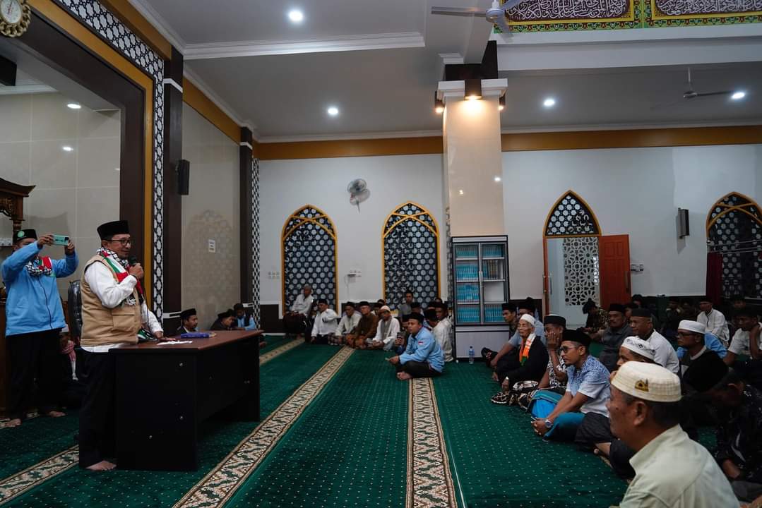Ikut Subuh Berjemaah, Bupati Tanah Datar Janjikan Bantuan Untuk  Masjid Darussalam Jorong Bukik Gombak Nagari Baringin Sebesar Rp 100 Juta