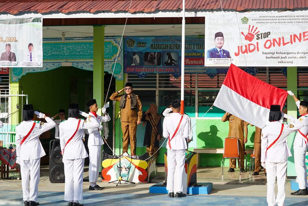 Bupati Tanah Datar Motivasi Siswa MAN 4 Tanah Datar Di Nagari Sumpur Kecamatan Batipuh Selatan